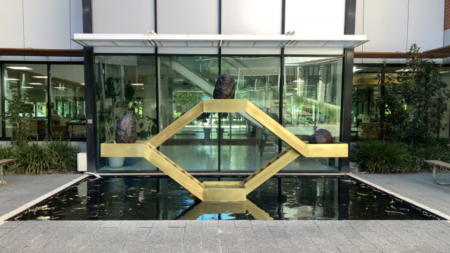 Kensuke Todo, Utsuroi 移ろい (transience), 2025 (installation view, ANU Hancock Library courtyard), brass, cast bronze, stainless steel. Australian National University Art Collection, commissioned 2025.