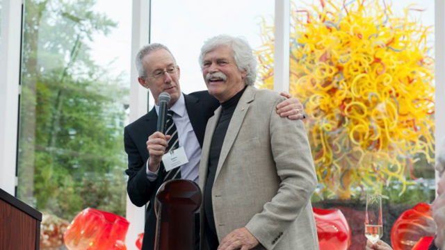 Klaus Moje accepting the Libensky Brychtova-award from the Pilchuck Glass School.
