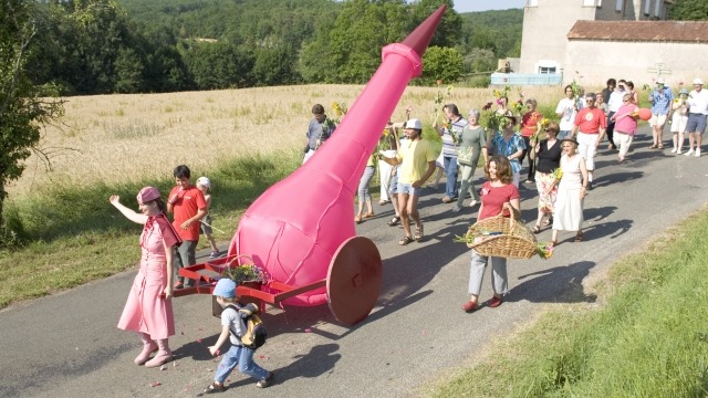 Public interactions: Dialogues on art and public space Zoe Walker and Neil Bromwich, Love Cannon Parade 2005
