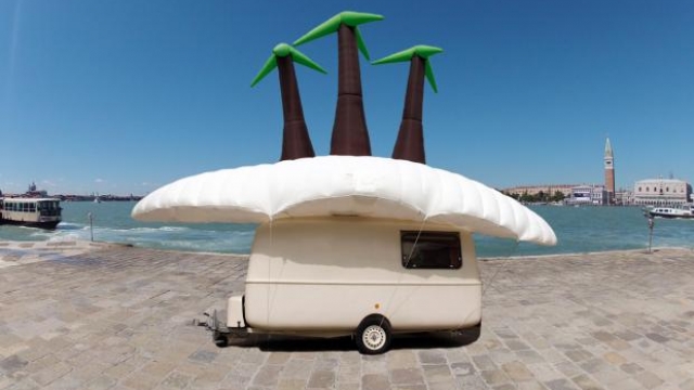 Art Forum: 2° Image: Soren Dahlgaard, The Maldives Exodus Caravan Show (detail), photograph courtesy of the artist