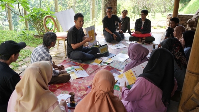 Image: Collaborative work with community to develop a disaster mitigation toolkit. Photo: Prananda L. Malasan.